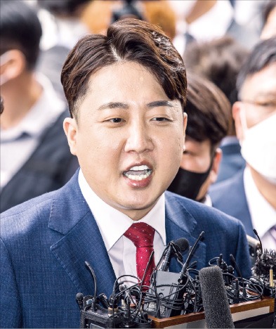 이준석 전 국민의힘 대표가 14일 서울남부지방법원에 도착해 취재진의 질문을 받고 있다.  /김병언 기자  