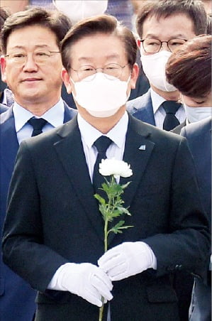 이재명 더불어민주당 대표가 14일 경남 김해 봉하마을을 찾아 노무현 전 대통령 묘역에 참배하고 있다. /연합뉴스 