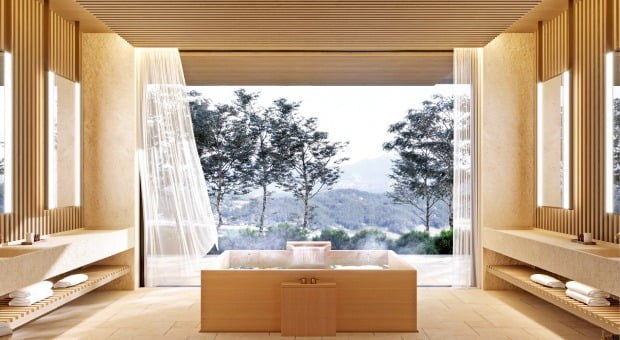설해수림 객실의 히노끼 욕조 창밖으로 설악산 능선이 보인다. 