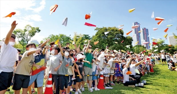 [포토] 3년 만에 열린 종이비행기 축제 