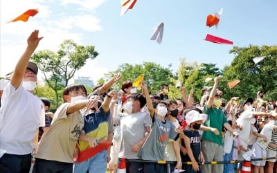 [포토] 3년 만에 열린 종이비행기 축제