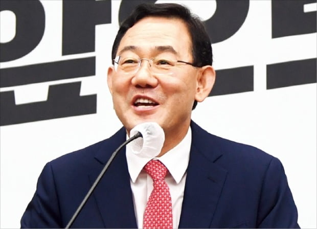 주호영 국민의힘 원내대표가 19일 국회에서 열린 의원총회에서 당선 소감을 밝히고 있다.  김병언 기자 