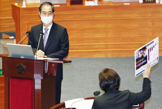 한덕수 국무총리(왼쪽)가 19일 국회에서 열린 정치 분야 대정부질문에서 서영교 더불어민주당 의원의 질의에 답하고 있다.  김병언  기자 