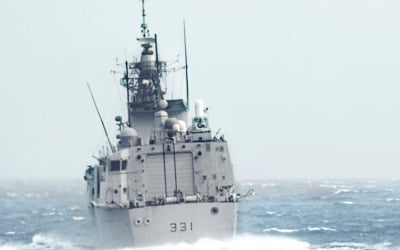 [포토] 中 보란듯…대만해협 통과하는 美·캐나다 해군 선박