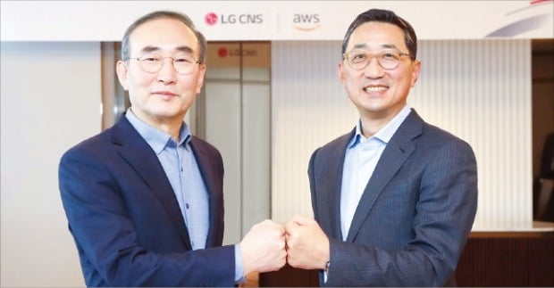 김영섭 LG CNS 사장(왼쪽)과 함기호 AWS코리아 대표가 지난 2월 ‘전략적 협력계약(SCA)’ 체결 후 기념촬영하고 있다. /LG CNS 제공 