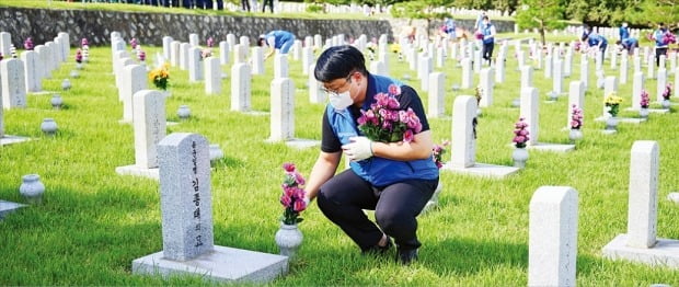 효성 임직원이 국립서울현충원에서 묘역정화 활동을 하고 있다. /효성 제공
 