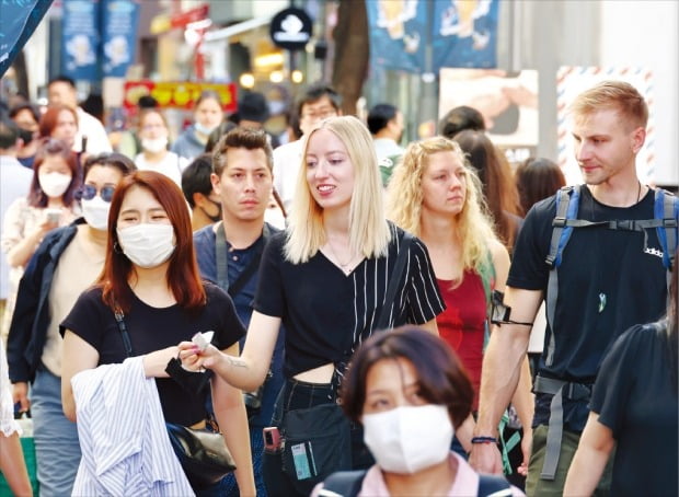 [포토] 외국인 관광객 북적…다시 활기 찾은 명동 