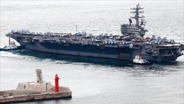 26일 미 해군 핵추진 항공모함인 로널드레이건함이 한·미 연합해상훈련에 참가하기 위해 부산 기지에서 출항하고 있다.  연합뉴스 