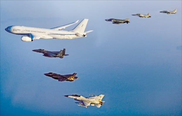 공군이 운용하고 있는 전투기(F-4, F-5, KF-16, F-15K, F-35A, FA-50)들이 다목적공중급유수송기(KC-330)와 함께 편대 비행하고 있다. 아래부터 KF-16, F-35A, F-15K, KC-330, F-4, F-5, FA-50. /공군 제공 