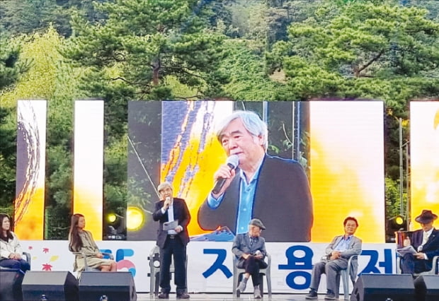 정지용문학상을 받은 최동호 시인이 ‘지용제’에서 수상작 ‘어머니 범종 소리’를 낭송하고 있다. 