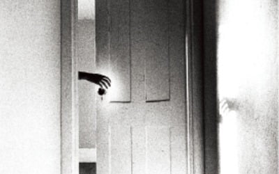 [이 아침의 사진] 방문을 열고 있는 '손'…묘한 긴장감이 맴돈다