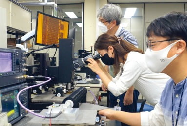 한국전자통신연구원(ETRI) 연구진이 자체 개발한 질화갈륨 전력소자 성능을 분석하고 있다.  /ETRI  제공 