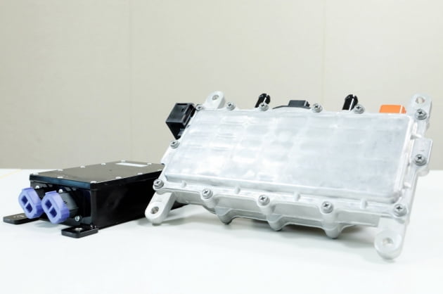 LG이노텍이 GM에 공급 중인 EVCC(사진 왼쪽)와 DC-DC 컨버터(사진 오른쪽).(사진=LG이노텍)
