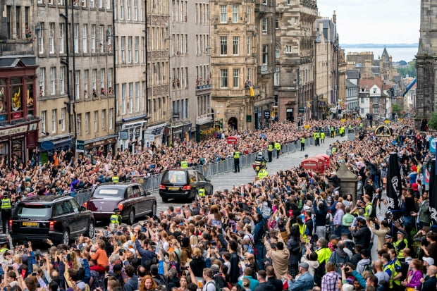 <YONHAP PHOTO-0536> The hearse carrying the coffin of Queen Elizabeth II, draped with the Royal Standard of Scotland, passes on the Royal Mile, Edinburgh, Sunday, Sept. 11, 2022 on the journey from Balmoral to the Palace of Holyroodhouse in Edinburgh, where it will lie in rest for a day. (Jane Barlow/Pool Photo via AP) POOL PHOTO/2022-09-12 01:00:35/
<저작권자 ⓒ 1980-2022 ㈜연합뉴스. 무단 전재 재배포 금지.>