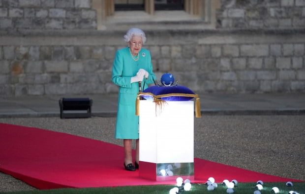 <YONHAP PHOTO-2393> Britain's Queen Elizabeth leads the lighting of the principal Jubilee beacon, as part of Platinum Jubilee celebrations, at Windsor Castle, Britain June 2, 2022. Steve Parsons/Pool via REUTERS REFILE - CORRECTING LOCATION/2022-06-03 07:27:03/
<저작권자 ⓒ 1980-2022 ㈜연합뉴스. 무단 전재 재배포 금지.>