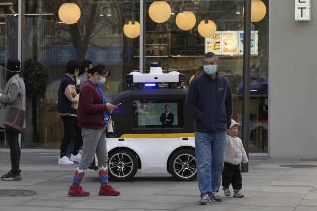 자율 주행 로봇이 중국 베이징의 한 쇼핑몰 주변을 순찰하고 있다. 사진=AP·연합뉴스