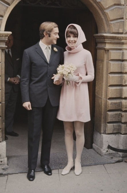 오드리 헵번(오른쪽)이 두 번째 결혼식 때 입은 지방시의 핑크  드레스(사진 ①)
사진출처 : getty images 
