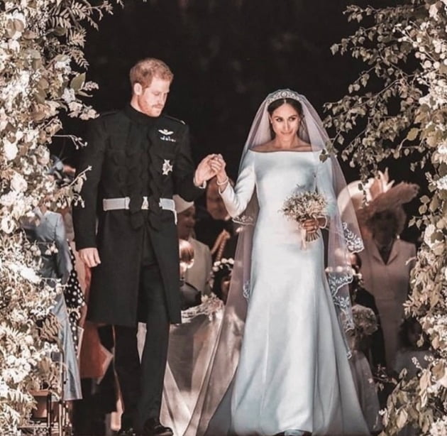 매건 마클(오른쪽)이 영국 해리 왕자와의 결혼식 때 입은 지방시의 웨딩 드레스. (사진 ②)
사진출처 : instagram  meghan_harry_ br