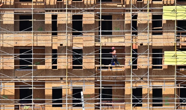 <YONHAP PHOTO-0978> A construction worker works on completing a new block of apartments in Los Angeles, California on August 16, 2022. - Construction of new homes in the United States fell in July to 1.45 million, according to the Commerce Department, as the US housing market cools with fewer starts and more cancelled deals. (Photo by Frederic J. BROWN / AFP)/2022-08-17 05:42:10/
<저작권자 ⓒ 1980-2022 ㈜연합뉴스. 무단 전재 재배포 금지.>