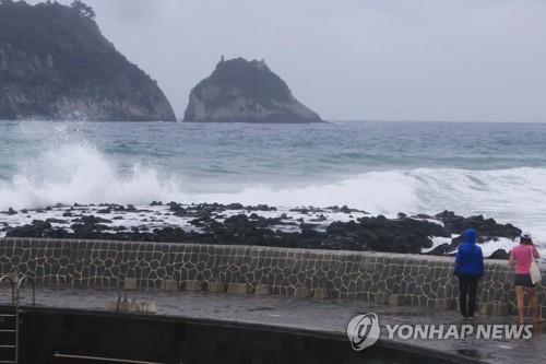 가을 초입 관광지 '북적'…태풍 경로 유원지는 '한산'