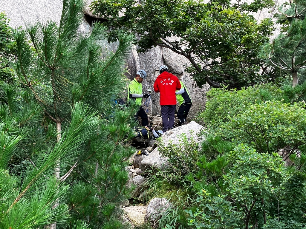 설악산 울산바위 등반하던 50대, 20ｍ 아래 떨어져 숨져