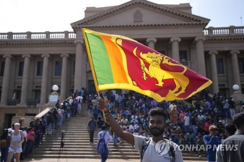 '도피 후 귀국' 스리랑카 前대통령, 소송·체포 위기