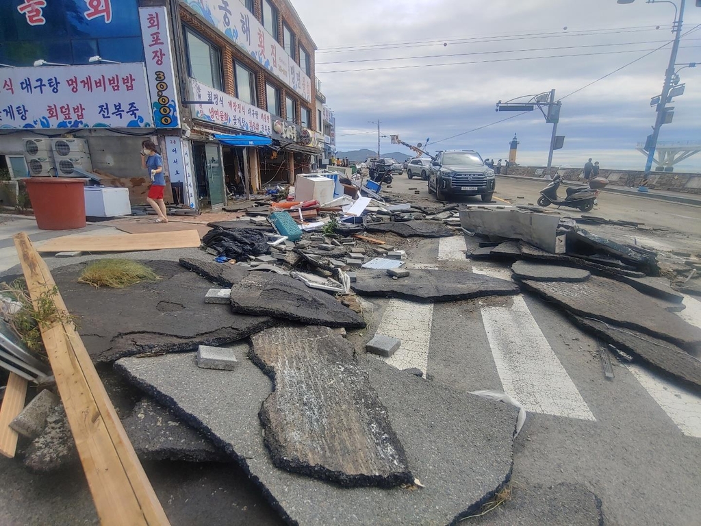 [태풍 힌남노] 방파제 넘은 파도에 부산 해안가 폭탄 맞은 듯