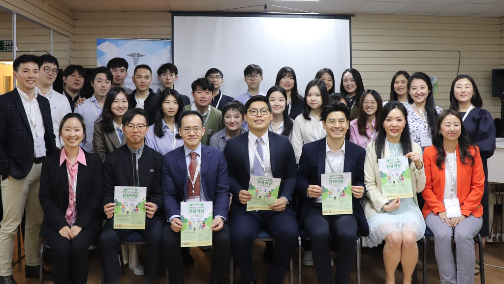 "무상 의료인 영국에서 의사는 공공서비스 하는 공무원과 같죠"