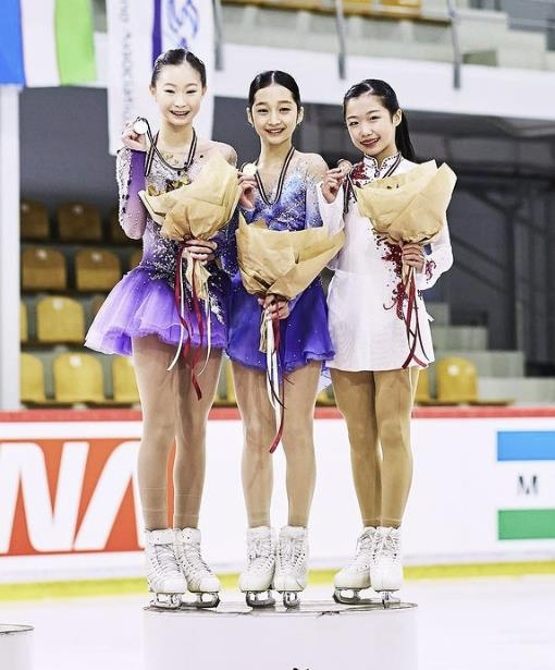 A estrela da patinação artística Shen Jia ganha o primeiro prêmio júnior...