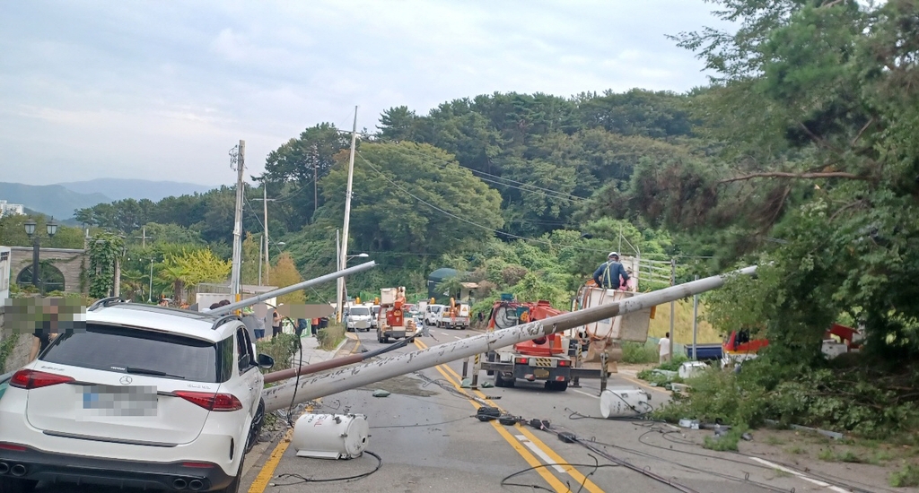 부산 내리막 도로서 SUV가 전봇대 들이받아…200가구 정전