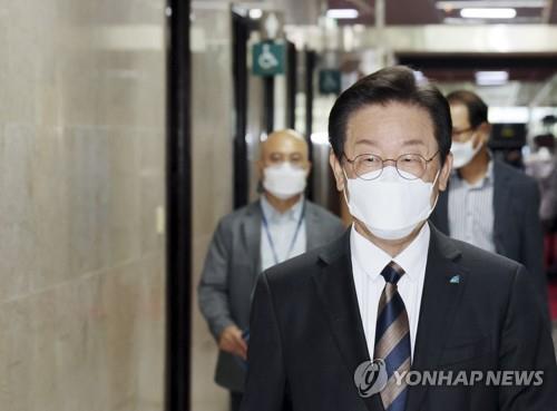 경찰, '성남FC 의혹' 이재명 제3자 뇌물공여 혐의 적용 송치