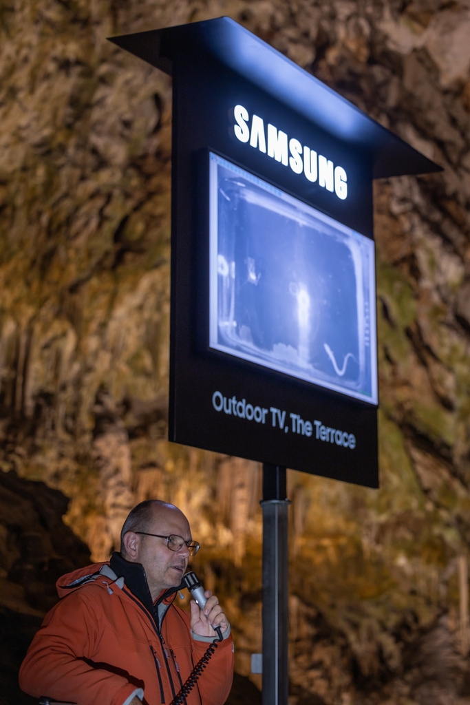 슬로베니아 동굴 안에 설치된 삼성 TV…용 닮은 희귀동물 관찰