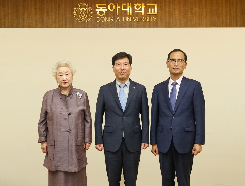 화가 오낭자·남영신 전 육군총장, 동아대 석좌교수 임명