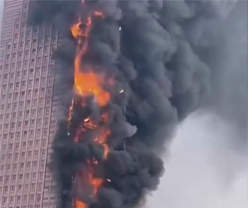 중국 창사 42층 차이나텔레콤 빌딩 화재…화염·불길 치솟아(종합)