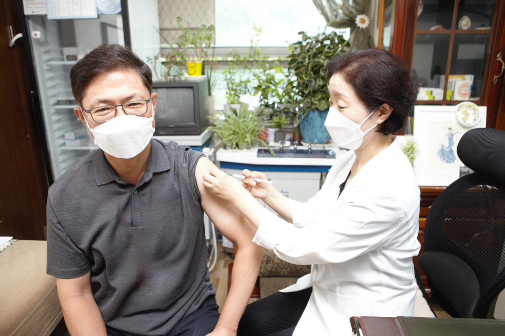 안재용 SK바사 사장, 자사 백신 '스카이코비원'으로 4차 접종