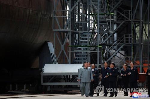 "북한, 신포조선소에서 새 잠수함 진수 준비"[38노스]