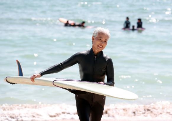 "바다가 선물한 청춘"…송정 맏언니 68세 은발의 서퍼