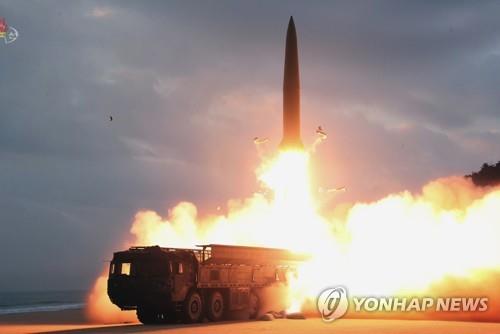 북한, 탄도미사일 발사…美핵항모 입항 '무력시위' [종합]