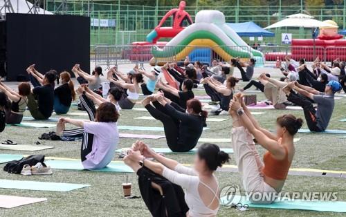 초가을 날씨에 유명 산·공원 '북적'…전국 행사장도 성황