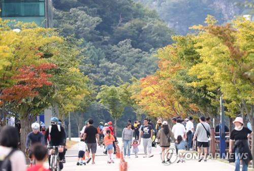 초가을 날씨에 유명 산·공원 '북적'…전국 행사장도 성황
