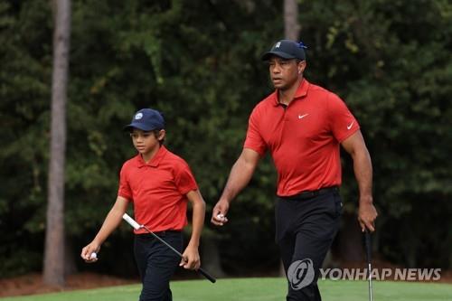 타이거 우즈 아들 찰리, 공식대회서 4언더파 '생애 최소타 기록'