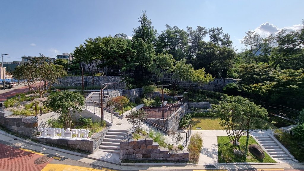 다산 성곽길 경관 한눈에…서울 중구, 마을마당 조성