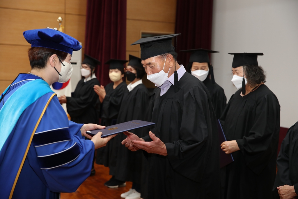 졸업생 평균 연령 70세…대구내일학교 초·중 과정 160명 졸업