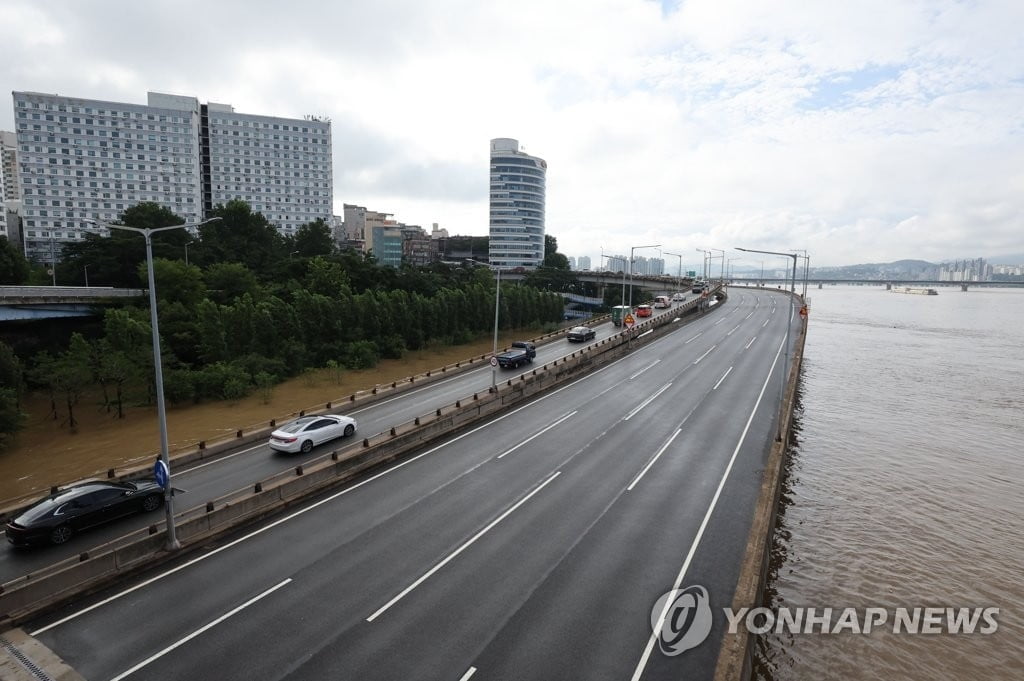 서울 강변북로 마포대교∼한강대교 양방향 전면 통제