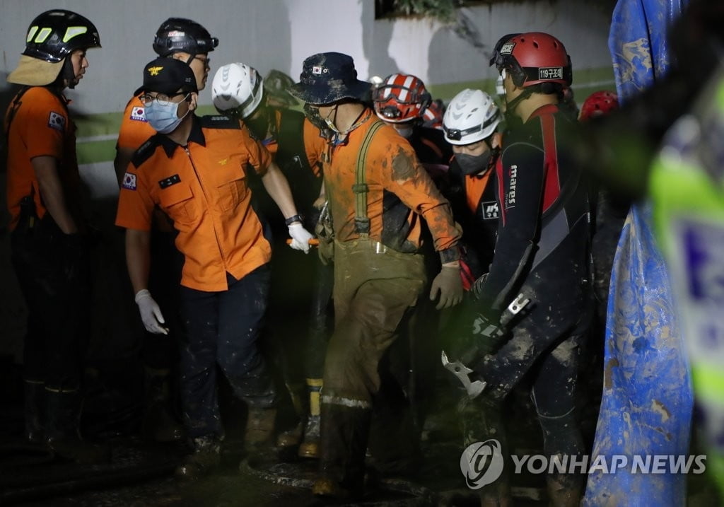 포항 지하주차장서 8명 구조…6명 심정지 상태