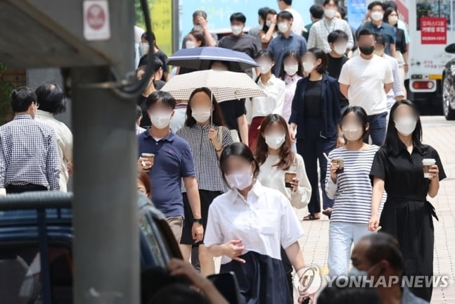 "실내 마스크 벗기 싫어요"…20대 성형·피부과 이용 급증