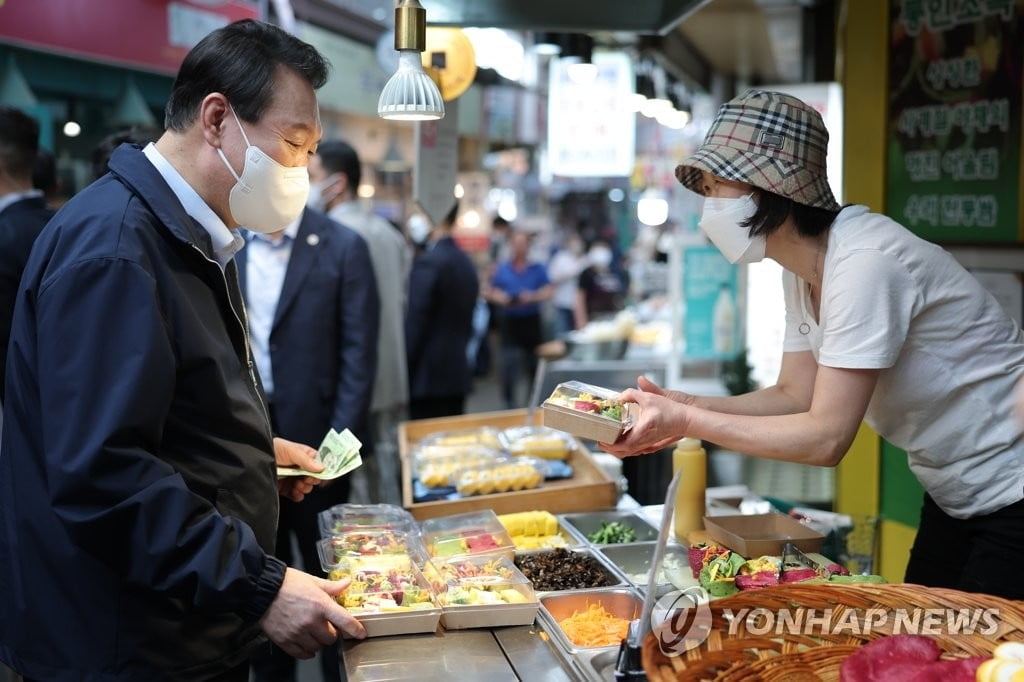 연휴 첫날 급식 봉사한 尹, 점심은 통인시장 칼국수