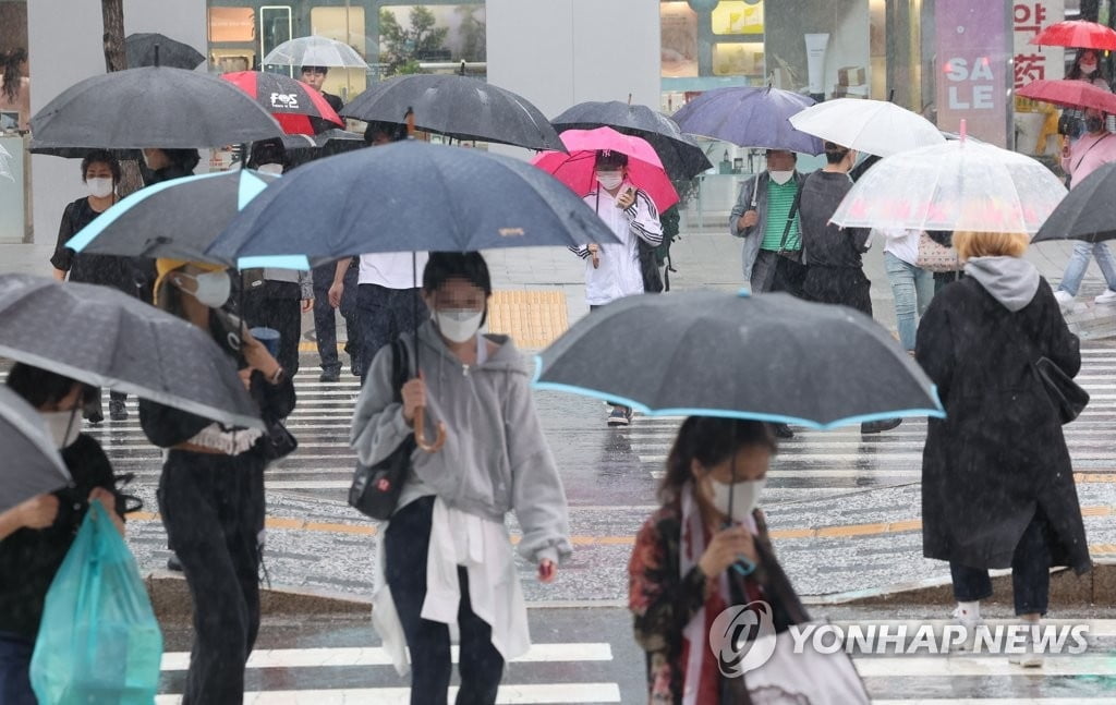 [날씨] 금요일 전국 곳곳에 비…낮 최고 32도 늦더위