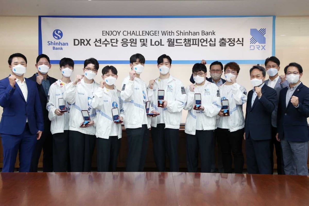 신한은행, DRX 선수단 격려…"새로운 이스포츠 문화 주도"