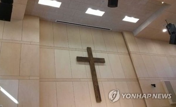 껌 붙인 옷걸이로 '슬쩍'…교회 헌금함 턴 50대 실형